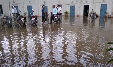 जल संकट की मार झेल रहे बाँदा में जल संस्थान ने बर्बाद कर दिया लाखों लीटर पानी