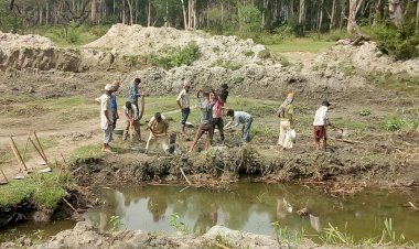 प्राकृतिक जलधारा में चेक डैम बनाने से ग्रामीण आंदोलित