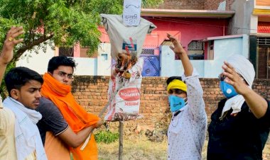 फीस वृद्धि के खिलाफ बुन्देलखण्ड के छात्रों में उबाल, कुलपति का फूंका पुतला