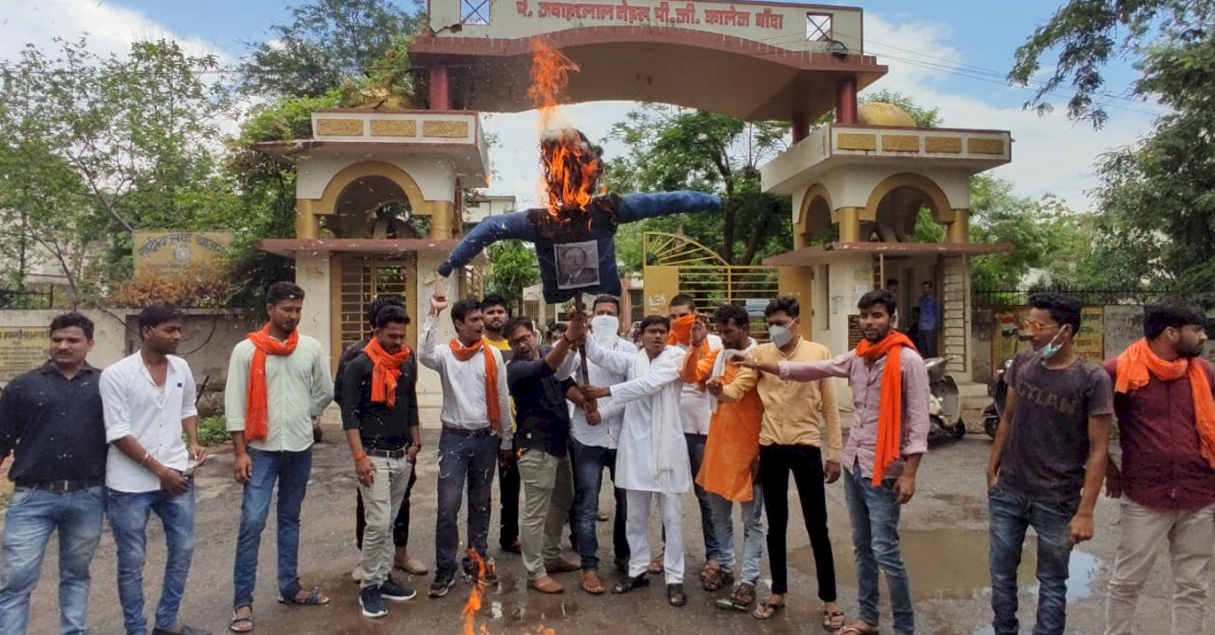 फीस वृद्धि के खिलाफ विद्यार्थी परिषद ने कुलपति का पुतला फूंका