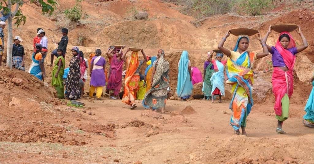 "यूपी में मजदूरों को मिला काम, बाकी राज्यों में कब मिलेगा ?"