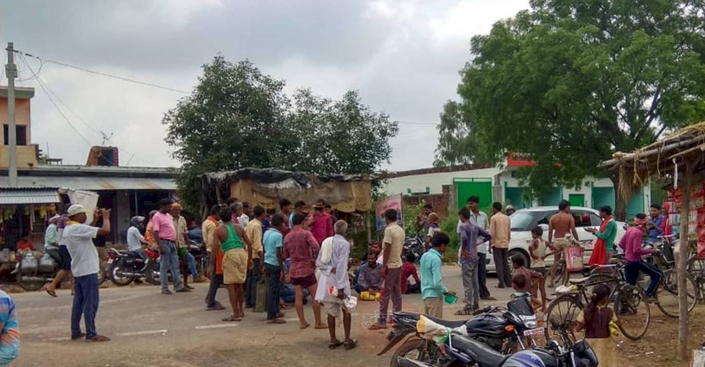 राशन न मिलने से नेशनल हाईवे पर ग्रामीणों ने लगाया जाम