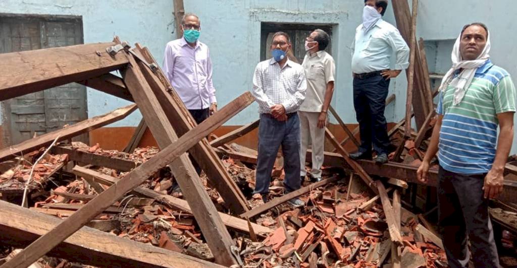 जीआईसी काॅलेज बांदा की गिरी छत, लॉकडाउन न होता तो जाती सैकड़ों बच्चों की जान