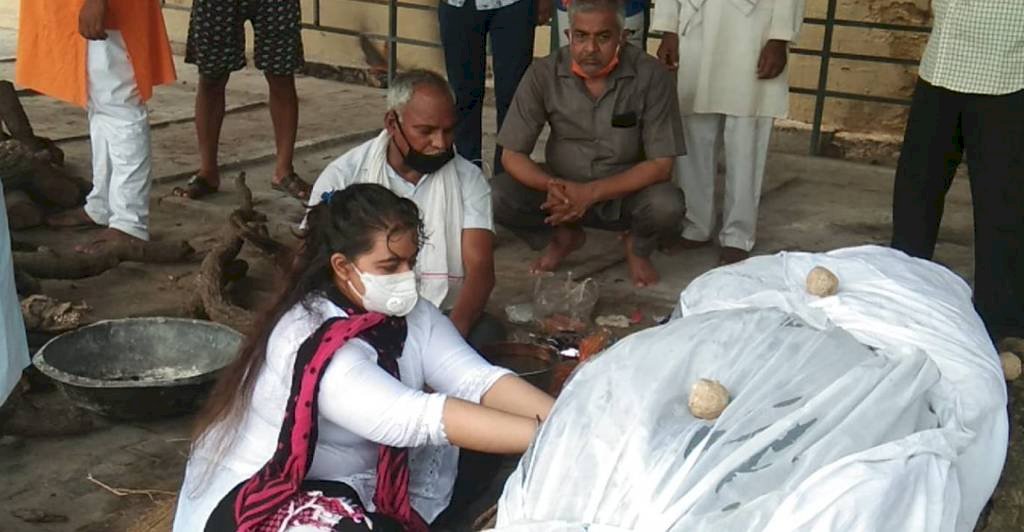 बांदा के लाल सीओ देवेंद्र मिश्रा का पार्थिव शरीर पंचतत्व में विलीन