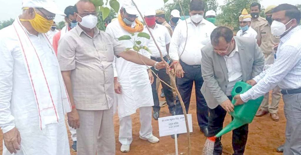 कामदगिरि वन ब्लाक में हुआ वृक्षारोपण