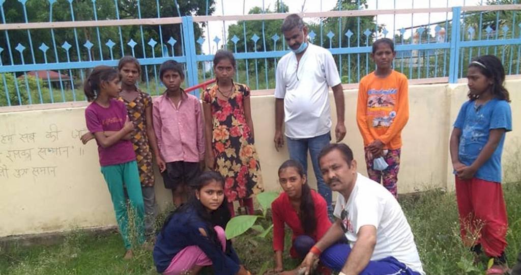 दो किलोमीटर सड़क के दोनों साइड हरित पट्टी बनाने को वृक्षारोपण शुरू