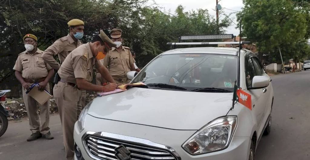 बांदा शहर में बगैर मास्क लगाए घूमने वालों पर एस पी का चला चाबुक