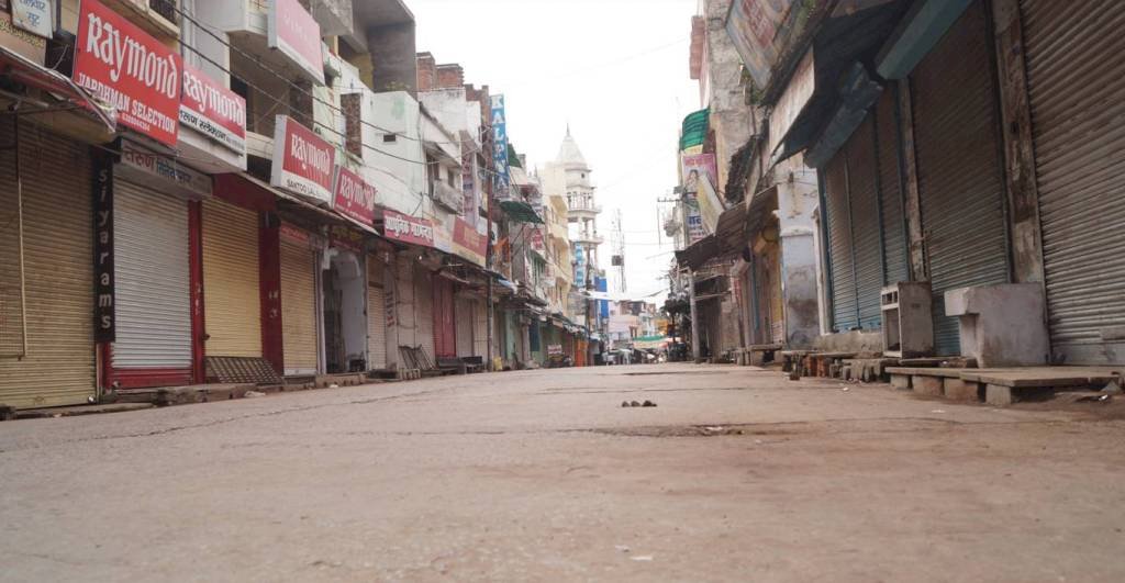 यूपी में आज रात से शुरू होगा, 59 घंटे का वीकेंड लॉकडाउन, 15 मई तक रहेगा जारी 