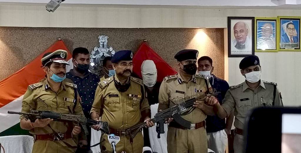 विकास दुबे के घर से बरामद हुई पुलिस की एके 47