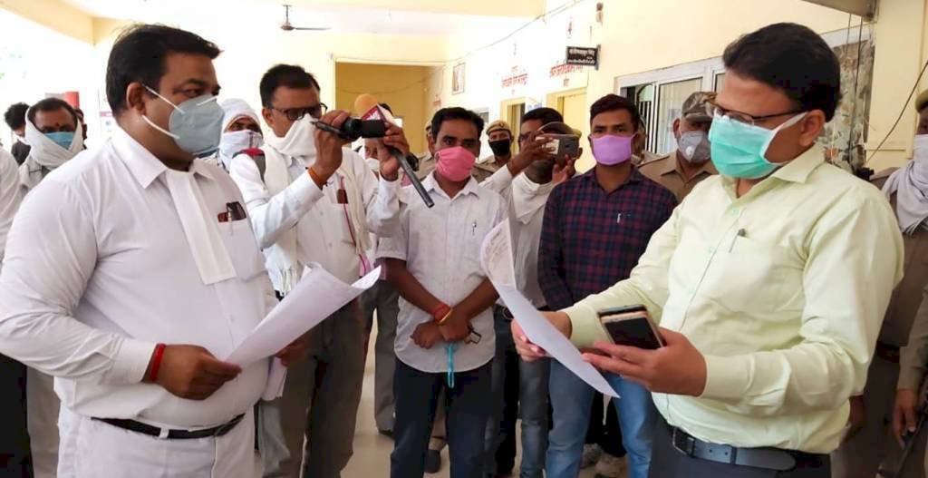 हमलावरों की गिरफ्तारी को लेकर अधिवक्ताओं का डीएम कार्यालय में प्रदर्शन