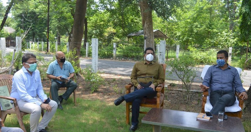 कमिश्नर ने चेताया स्वास्थ्य कर्मी लापरवाही न बरतें