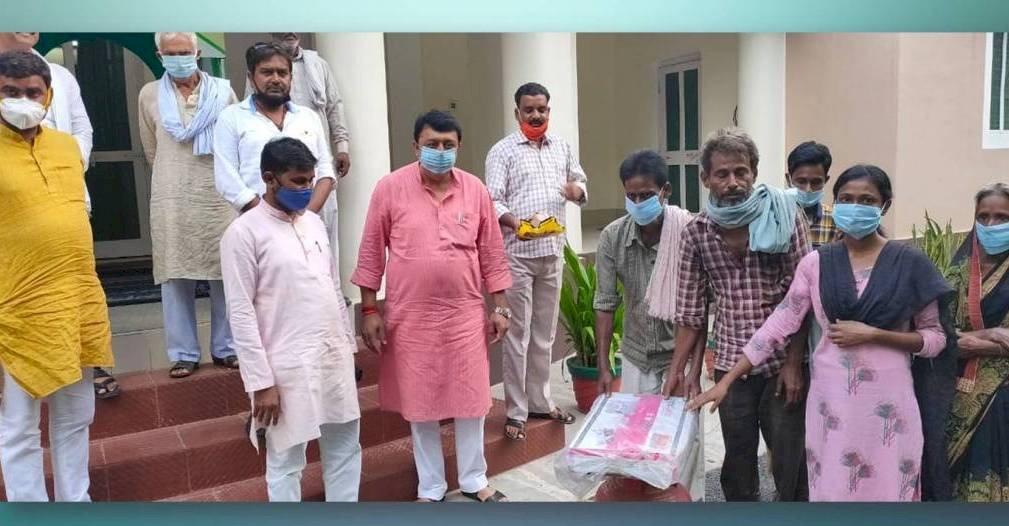 हमीरपुर विधायक युवराज सिंह ने गरीब परिवार को उपलब्ध कराया गैस सिलेंडर और चूल्हा