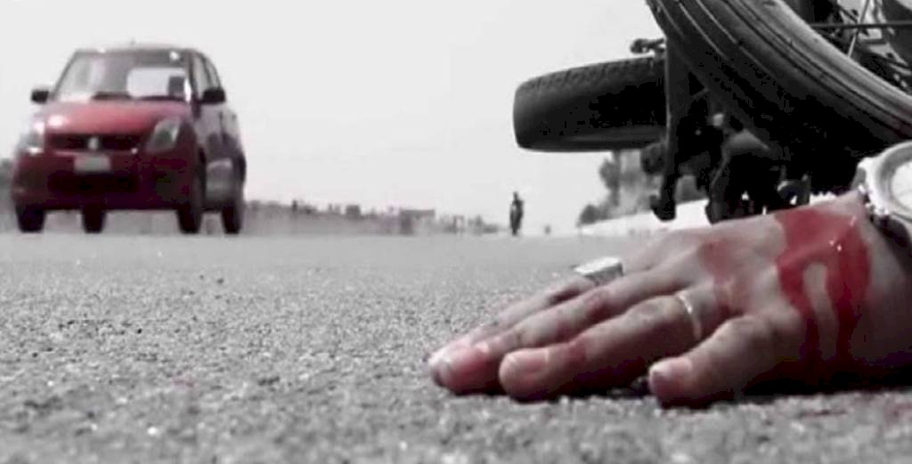 बांदा : कार बाइक की भिड़ंत, बाइक सवार दोस्तों की दर्दनाक मौत