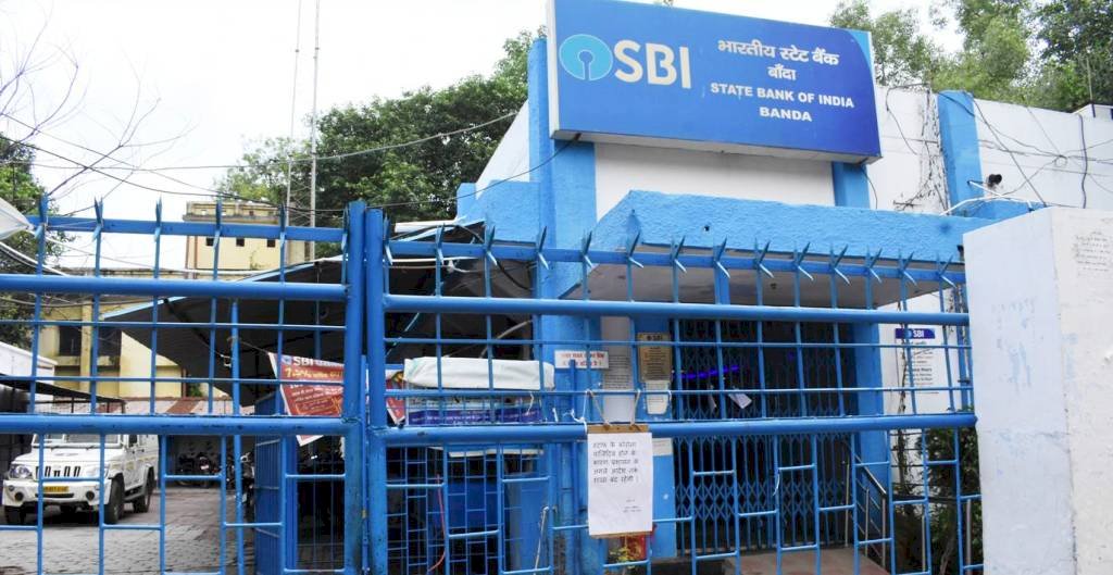 सरकारी कार्यालयों व बैंकों में कोरोना की एंट्री से कामकाज बाधित