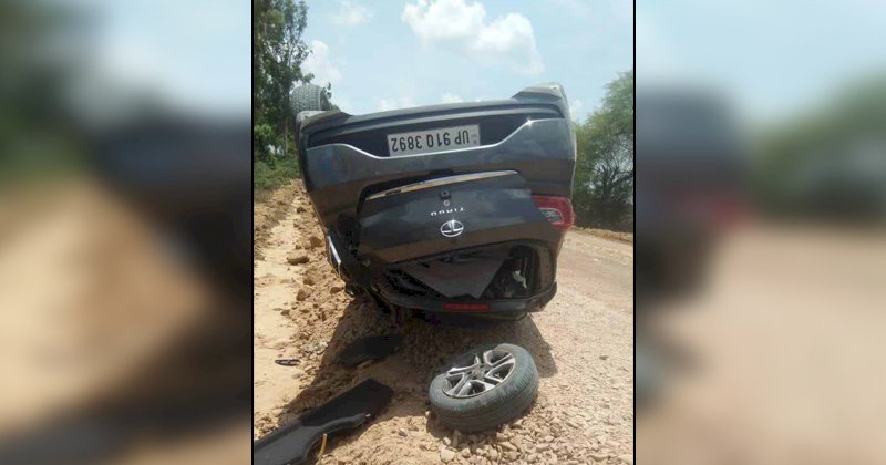 पहले पहिया निकला और फिर पलट गयी कार, एक की मौत