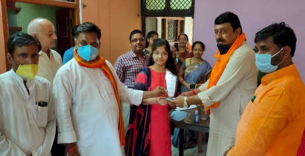 हमीरपुर सदर विधायक युवराज सिंह ने मेधावी छात्र छात्राओं का घर पहुंचकर किया सम्मान