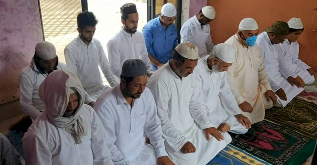 इबादत में भी सोशल डिस्टेंस व्यवस्था हुई तार-तार