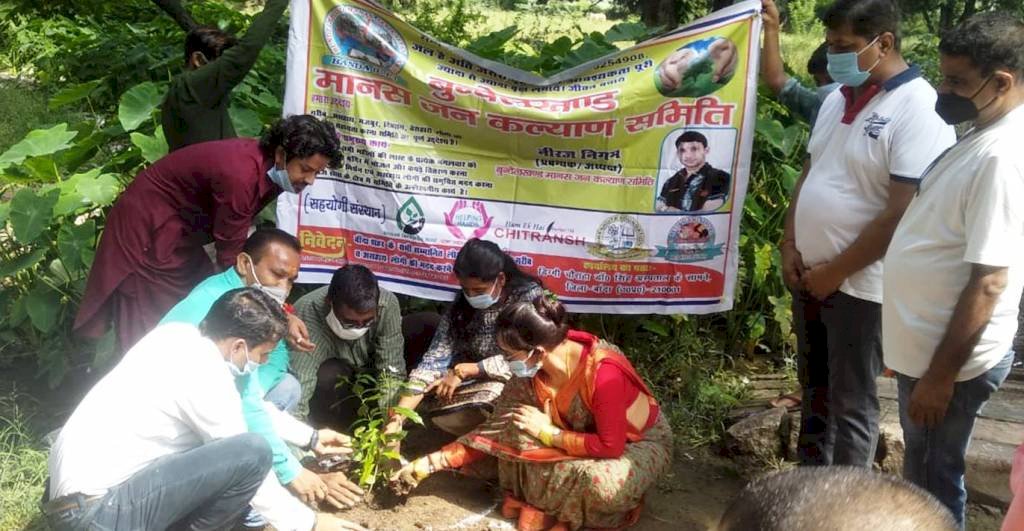 रक्षाबंधन में वृक्षों को बांधा रक्षासूत्र