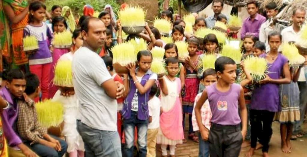 भाईयों की कलाई में बहनो ने बांधा रक्षासूत्र 