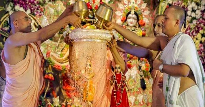 मुसलाधार बारिश के बीच प्रकट हुए भगवान, ब्रज में घर-घर जन्में कान्हा