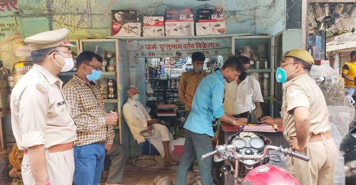 बाँदा प्रशासन ने चलाया मास्क अभियान : किसी ने रुमाल तो किसी ने दुपट्टा तो किसी साड़ी बांधी