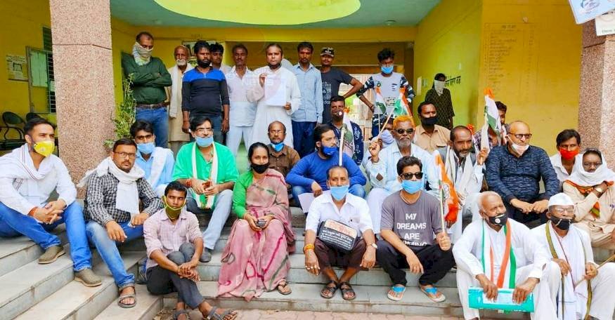 खाद की हो रही कालाबाजारी, तहसीलों में किसने किया प्रदर्शन