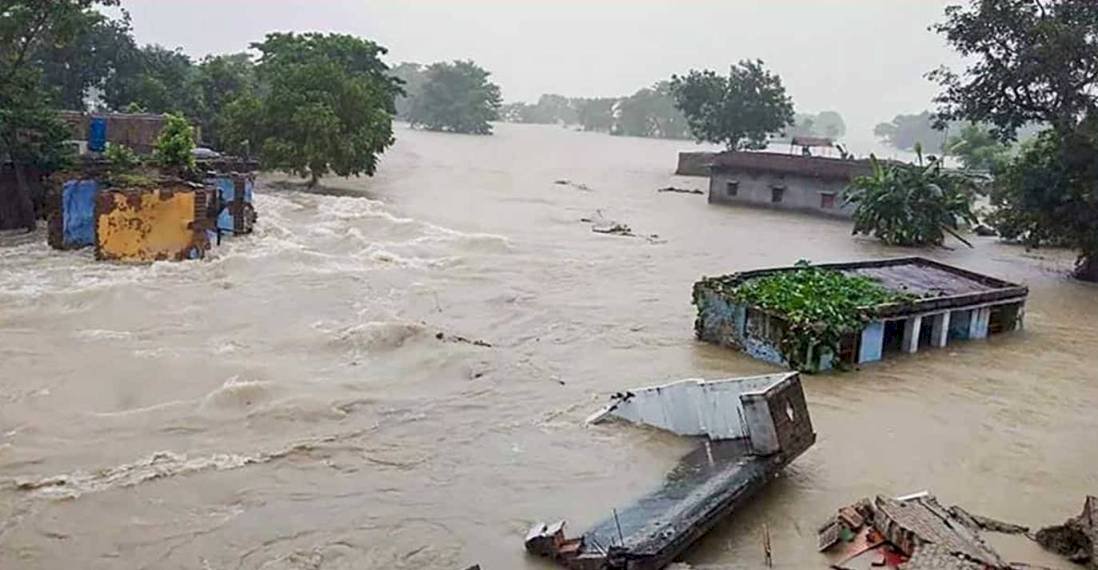 मध्यप्रदेश में भारी बारिश से बाढ़ के हालात, जनजीवन अस्त-व्यस्त