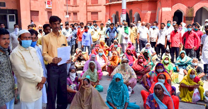 झाँसी : आखिर क्यों पहुंचे सब्जी विक्रेता नगर निगम ?