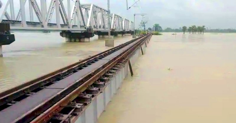 उत्तर प्रदेश : 14 जनपदों में 157 गांव जलमग्न, गंगा के अलावा सभी नदियां खतरे के निशान से नीचे