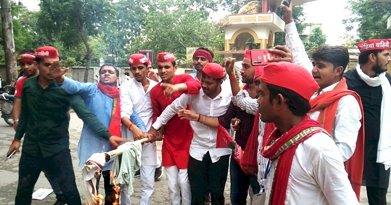 सपाइयों ने मुख्यमंत्री का फूंक दिया पुतला, पुलिस रही नदारद 