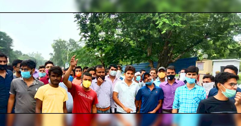 संविदा पर नौकरी के प्रस्ताव पर बेरोजगार सड़क पर उतरे