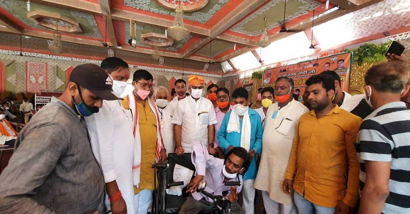 प्रधानमंत्री मोदी के जन्मदिन पर 70 दिव्यांगों को कृत्रिम अंग एवं अन्य उपकरण वितरित