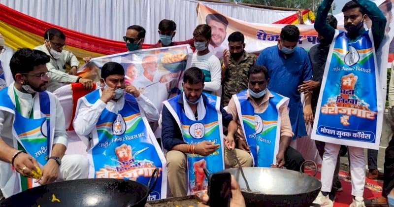 भोपाल : कांग्रेस ने बेरोजगारी दिवस के रूप में मनाया पीएम मोदी का जन्मदिन, तले पकौड़े