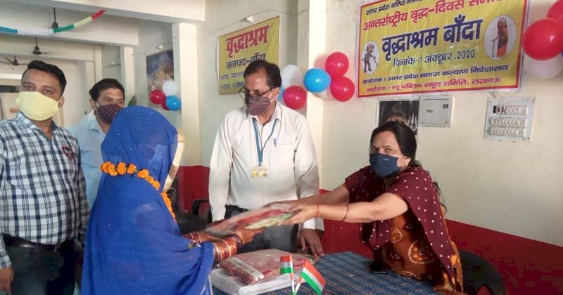 सीनियर सिटीजन डे पर वृद्धजनों का सम्मान