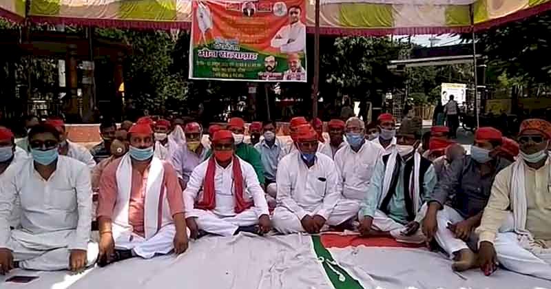 महात्मा गांधी की प्रतिमा के समक्ष सपा का मौन प्रदर्शन 