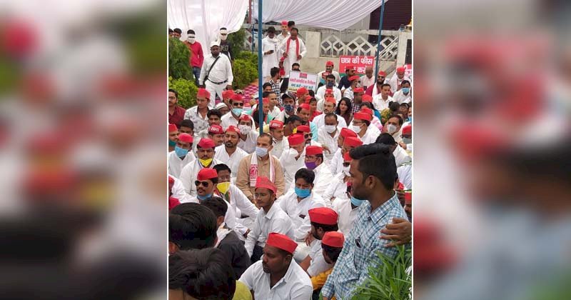 गांधी जयंती पर झाँसी में सपाइयों का दो घण्टे मौन व्रत कर विरोध प्रदर्शन