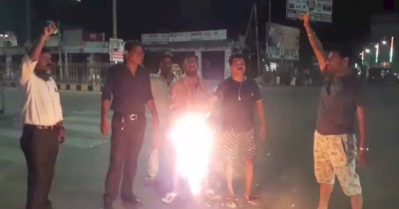 झांसी : पत्रकारों ने क्यों फूंका हाथरस प्रशासन का पुतला