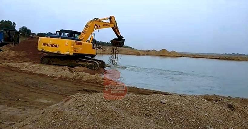 भ्रष्टाचार के आरोप में जिला खान अधिकारी सुभाष सिंह निलंबित