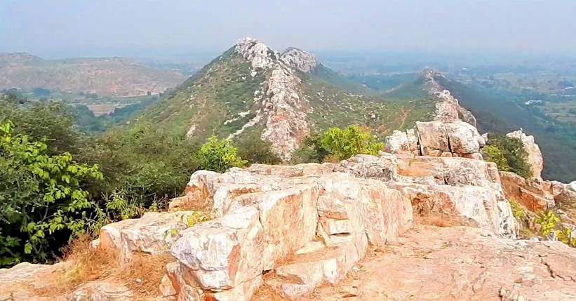 खत्री पहाड़  : नंदबाबा की बेटी ने इस पर्वत को दिया था कोढी होने का श्राप