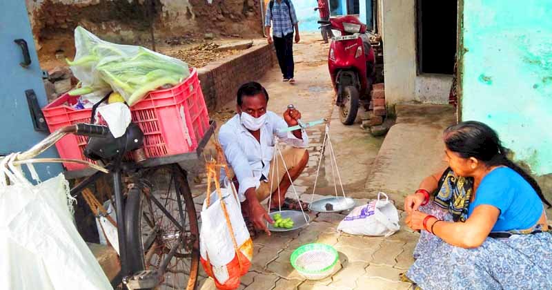 डिग्री कालेज में अंग्रेजी पढ़ाने वाला ये प्रवक्ता अब गली कूचे में क्यों बेच रहा सब्जी