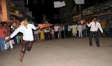 शरीर के अंगों में घुसी लोहे की बजनी सांग लेकर जब देवी भक्त करता है नृत्य