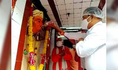 महाअष्टमी : उज्जैन में कलेक्टर ने चढ़ाई देवी को मदिरा