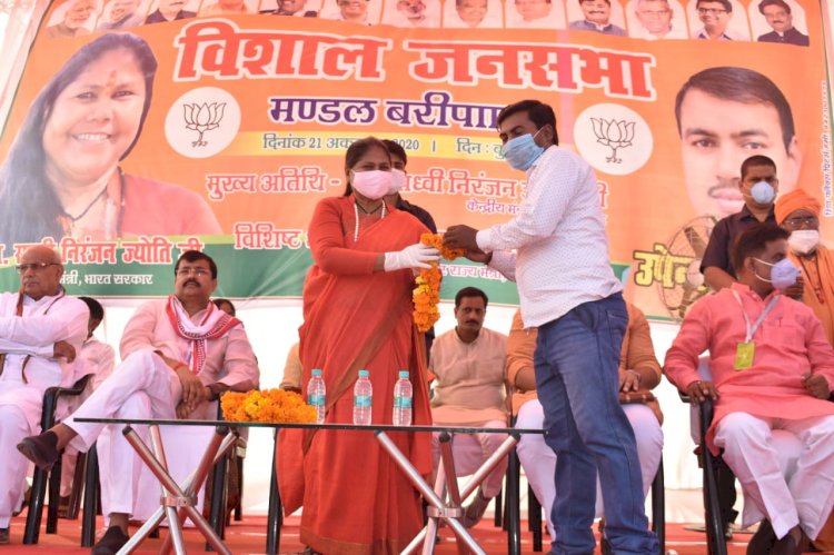 हमीरपुर : केन्द्रीय राज्यमंत्री साध्वीं निरंजन को फोटोग्राफरों ने बताई पीड़ा