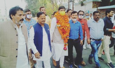 इलाहाबाद झांसी स्नातक क्षेत्र से अमित गुप्ता ने भरा नामांकन पत्र