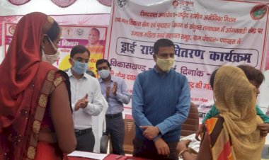 महोबा : मंडलायुक्त व डीएम ने लाभार्थियों को बांटे सूखे राशन के पैकेट