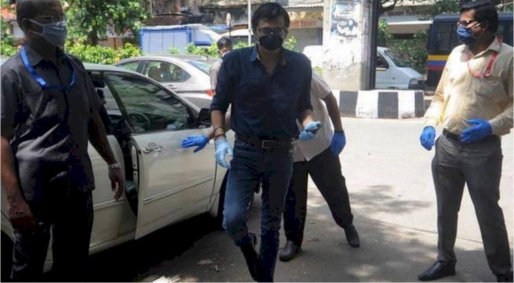 मुंबई पुलिस ने रिपब्लिक टीवी के संपादक अर्नब गोस्वामी को किया गिरफ्तार