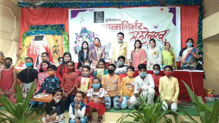 बाँदा :  आत्मनिर्भर महोत्सव के दूसरे दिन  विधायक युवराज सिंह ने बच्चों को दिये तोहफे
