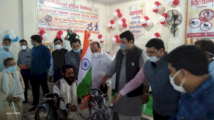 हमीरपुर में सदर विधायक युवराज सिंह ने 360 दिव्यांग जनों को बांटी साइकिल व उपकरण
