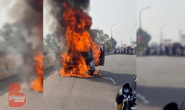 बांदा के ओवर ब्रिज में नैनो कार बनी आग का गोला