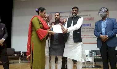 नवनियुक्त शिक्षक नियुक्ति पत्र पाकर खुशी से झूमें, बांदा को मिले 714 शिक्षक